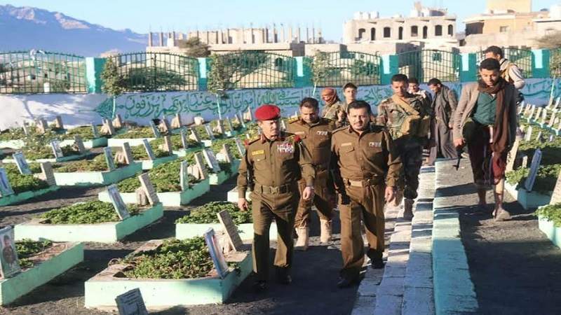 وزير الدفاع اليمني يزور روضة الشهداء في الحوبان ويتفقد المرابطين في المحافظة 
