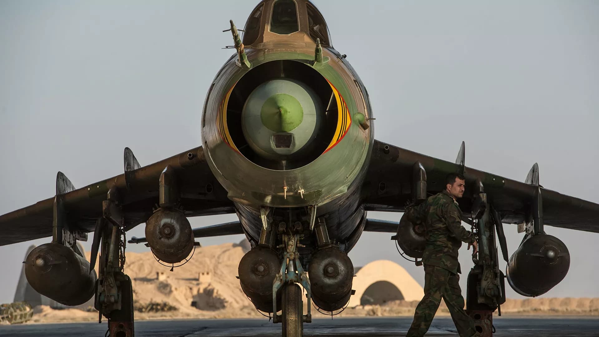 Aviões de ataque Su-22 do Irã disparam foguetes de longo alcance em simulação de guerra
