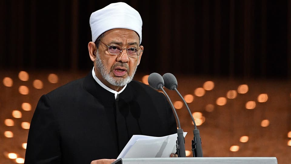 شيخ الأزهر يطلق وصفا على محرمي تهنئة المسيحيين بأعيادهم