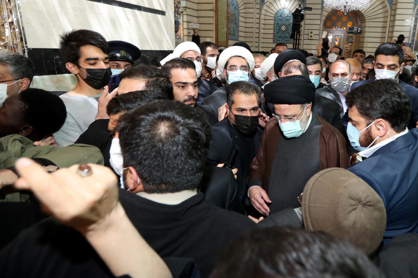 “El presidente de Irán hace peregrinaje al Santuario Sagrado de la Honorable Ma’asumah (P) en Qom”