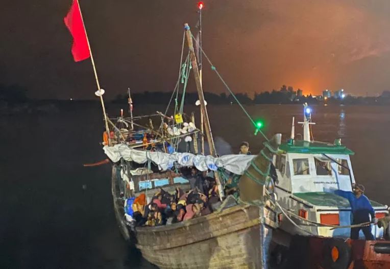  အာေခ်း ေရျပင္တြင္ ေမ်ာေနသည့္  ႐ိုဟင္ဂ်ာ ဒုကၡသည္မ်ား ကို အင္ဒိုနီးရွား ကယ္ဆယ္