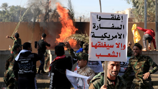 الجماهير الشعبية تستعد لاحراق مجسم يمثل السفارة الامريكية في العاصمة بغداد+(صورة)